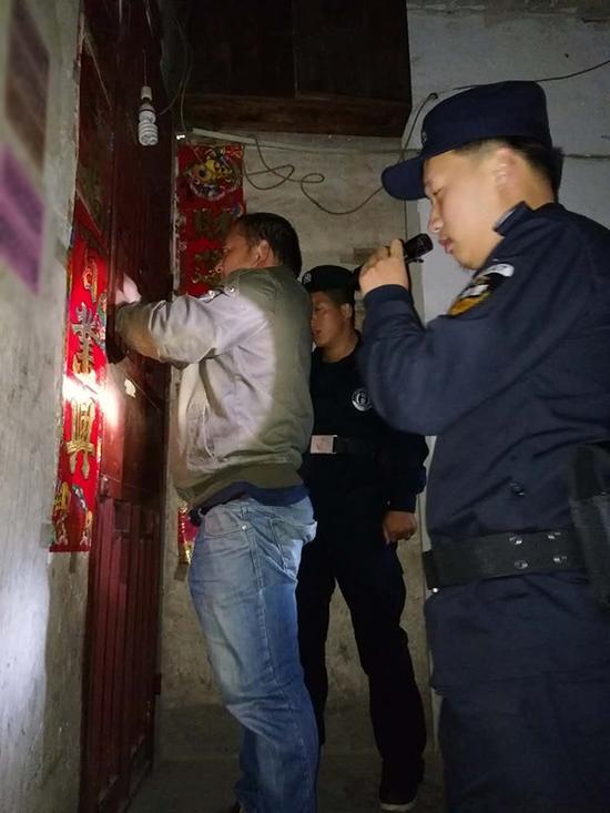 贵州粗心妈妈误将幼女锁家中 